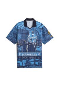 Sininen lyhythihainen polo-paita, jossa on erisävyisiä sinisiä kuvioita, tumma kaulus sekä "Olympique de Marseille" -logo ja slogan.