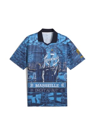 Niebieska koszulka polo z krótkim rękawem, z różnymi odcieniami niebieskiego w wzorach, ciemnym kołnierzykiem oraz logo i hasłem "Olympique de Marseille".