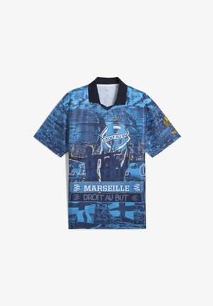 Blå kortærmet polo skjorte med forskellige nuancer af blå mønstre, en mørk krave samt "Olympique de Marseille" logoet og sloganet.