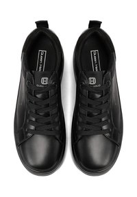 Sneakers neri con tomaia in pelle liscia, punta tonda e lacci piatti. Presentano il logo sulla linguetta e una suola in gomma testurizzata.