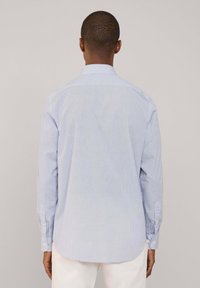 Camisa azul claro con un pequeño patrón de cuadros, mangas largas, puños abotonados y un cuello clásico. Tejido suave con un ajuste relajado.