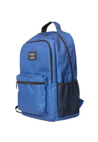 Blauer Rucksack mit vorderer Reißverschlusstasche, schwarzer Mesh-Seitentasche, Tragegriff oben und rechteckigem Markenetikett auf der Vorderseite.