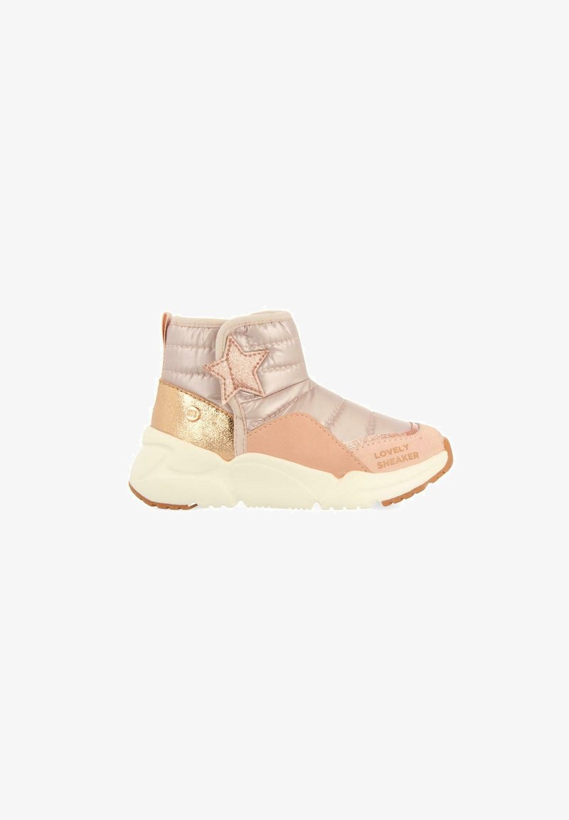 Bottines matelassées roses avec accent étoile, détails métalliques dorés et pêches, et semelle en caoutchouc texturée étiquetée "LOVELY SNEAKER".