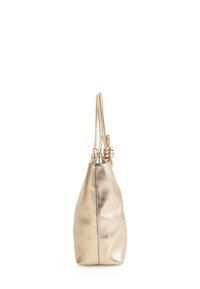 Bolso de mano metálico dorado con un acabado suave y texturizado, que presenta dos correas delgadas y una silueta cónica.