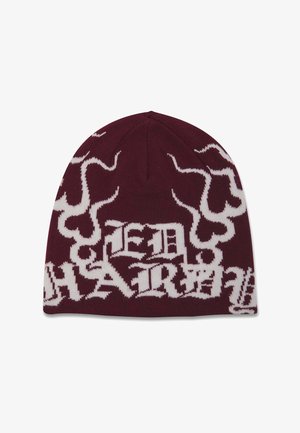 Bordeaux gebreide beanie met contrasterende witte tekst en abstracte patronen. Zachte textuur met een snug, ronde pasvorm. Geen zichtbare hardware of accenten.