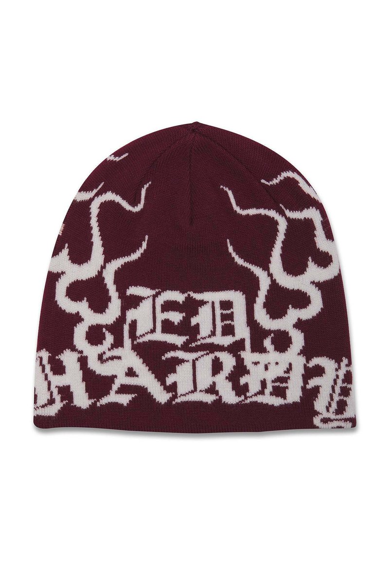 Bordový pletený kulich s bílým kontrastním textem a abstraktními vzory. Měkká textura s těsným, zaobleným střihem. Žádné viditelné kovové prvky nebo akcenty.