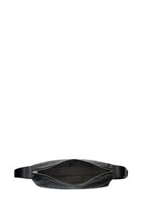 Schwarze Ledertasche mit glatter Textur und Reißverschluss. Das Innere ist mit dünnen vertikalen Streifen auf dunklem Hintergrund gestaltet.