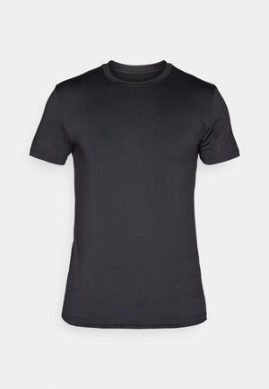 Tricou negru cu mânecă scurtă, confecționat dintr-un material neted. Guler clasic de tip crew, cu un detaliu subtire al logo-ului pe mâneca stângă.