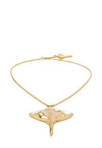 Collar de oro con un colgante de raya, con una superficie suave y reflectante, y una delicada cadena unida a un cierre seguro.