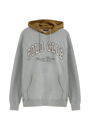 Sudadera gris con capucha con interior marrón, bolsillo delantero y texto "POLO CLUB Beyond Classics Established 2012" en el pecho.