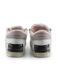 Sneaker bianche e grigie con accenti neri e rosa. Suede testurizzato e morbida fodera interna. Tallone rinforzato e marchio sul retro.