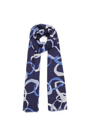 Sciarpa navy con motivo a cerchi in tonalità chiare e scure di blu e grigio; realizzata in tessuto morbido con bordi sfilacciati.