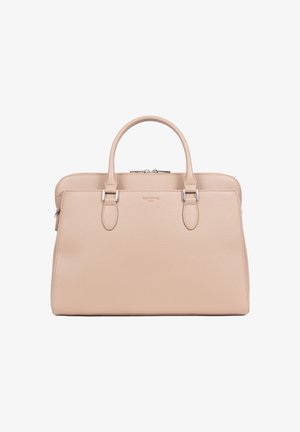 Borsa in pelle beige con due manici superiori, chiusura con zip, texture a granuli e hardware in tonalità argento. Linee pulite e design strutturato.