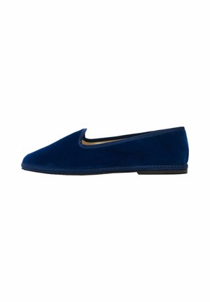 Zapato de terciopelo azul marino, tipo zueco, con tacón bajo y punta redondeada, mostrado de perfil contra un fondo blanco.