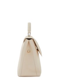 Sac à main en cuir beige avec une forme triangulaire structurée, poignée supérieure et fermeture à rabat. Quincaillerie dorée accentue le design.