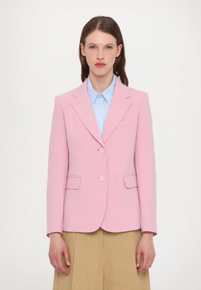Blazer rose avec une coupe ajustée, deux boutons et des poches à rabat. Fabriqué en tissu lisse, il présente un revers en notch et des détails minimalistes.