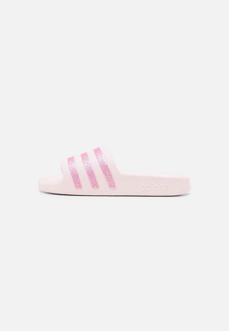 Μονή ανοιχτό ροζ σαγιονάρα Adidas με τρεις λαμπερές ροζ ρίγες πάνω στο πάνω λουράκι σε λευκό φόντο.