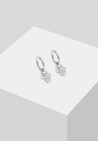 Sølvøreringe med hængende pendanter i håndform med udskåret design. Blank overflade, letvægts, minimalistisk stil.