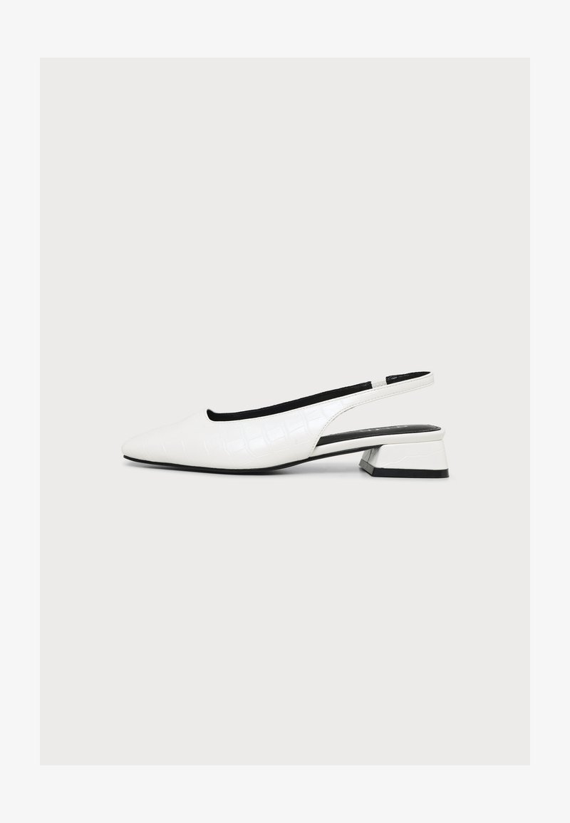 Chaussure slingback blanche à talon bas, bout pointu et légère texture crocodile, doublure intérieure et semelle noires, sur fond uni clair.