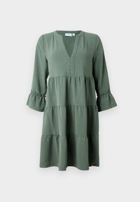 Robe verte à volants avec un décolleté en V, des manches trois-quarts et des poignets à volants. Fabriquée en tissu léger, elle présente une silhouette décontractée.
