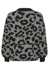 Maglione grigio lavorato a maglia con un motivo a stampa leopardata nera. Ha maniche lunghe e un collo rotondo con dettagli a coste neri.