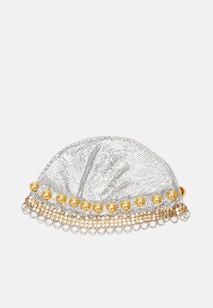 Metallist võrgu käekott, millel on hõbedane viimistlus, kaunistatud kuldsete ümmarguste helmedega ja dekoratiivse väikeste ketikeste frindiga alumises osas.