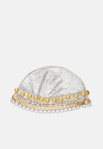 Pochette en maillage métallique avec une finition argentée, ornée de perles rondes dorées et d'une frange décorative de petites chaînes au bas.