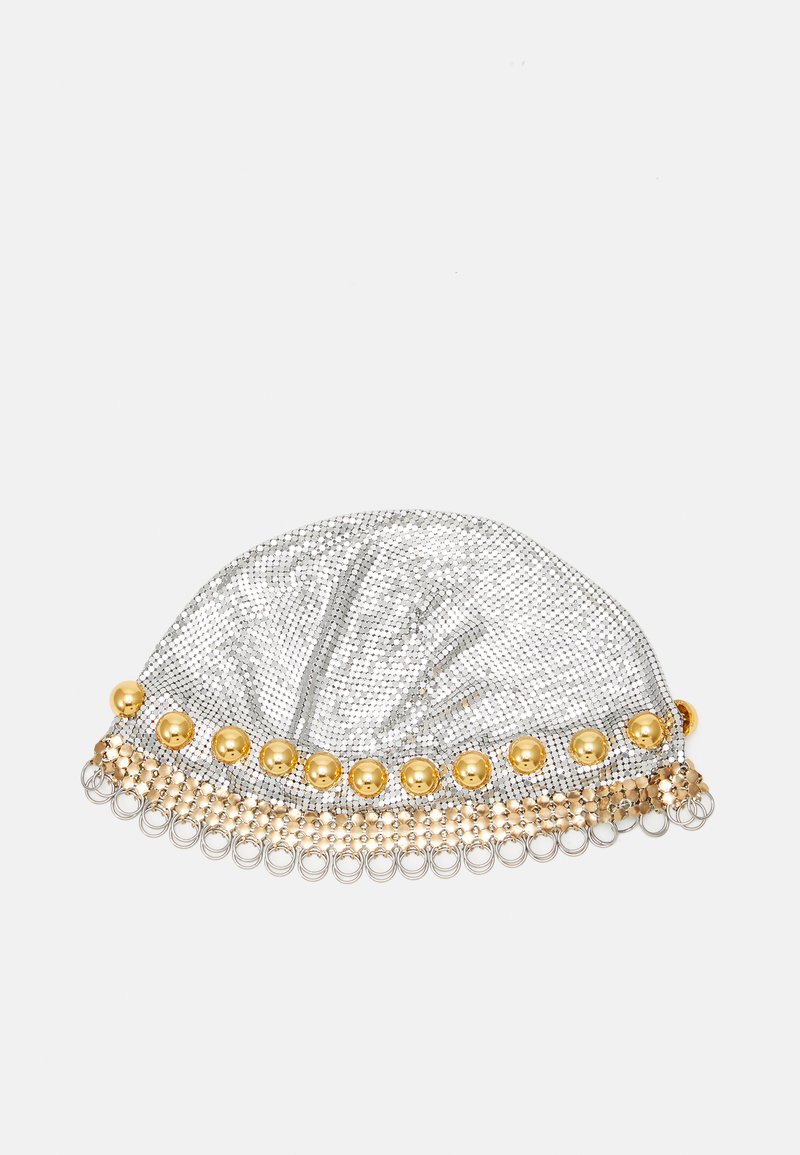 Μεταλλική τσάντα clutch με ασημί φινίρισμα, διακοσμημένη με χρυσά στρογγυλά γυαλιά και μια διακοσμητική φράντζα από μικρές αλυσίδες στο κάτω μέρος.