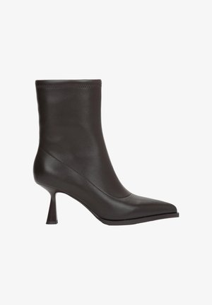 Zwarte leren enkellaars met puntige neus en slanke, middelhoge hak, gladde afwerking en subtiele stiksels langs de bovenrand.