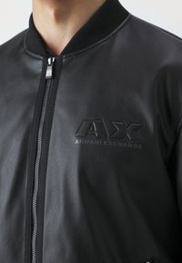 Armani Exchange Imiteret læderjakke - black