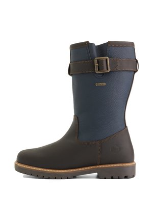 Hoge waterdichte laarzen met een chocoladebruine onderkant en een marineblauwe leren bovenkant, voorzien van een decoratieve gesp en een robuust zool.