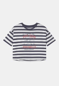 Pruhované tričko s krátkým rukávem v námořnické modré a bílé barvě, s cropped střihem a grafickým textem v červené a modré na přední straně. Kulatý výstřih.