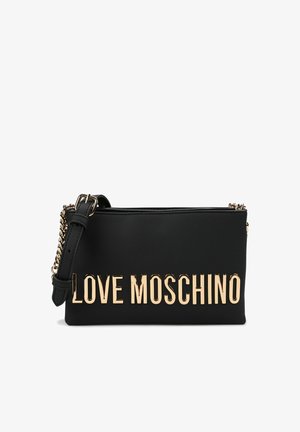 Sac à main rectangulaire noir avec une bandoulière chaîne dorée et un grand lettrage doré "LOVE MOSCHINO" sur le devant.