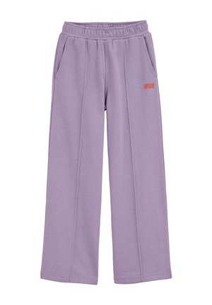 Pantalons de survêtement larges lilas avec taille élastique, poches latérales, coutures avant et petit texte orange sur la cuisse droite indiquant "LUCK ON MY SIDE."