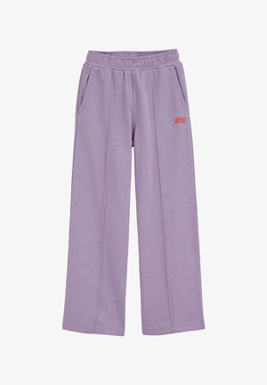 Lila wijde sweatpants met elastische tailleband, zijzakken, voornaden en kleine oranje tekst op de rechterdij die "LUCK ON MY SIDE" leest.