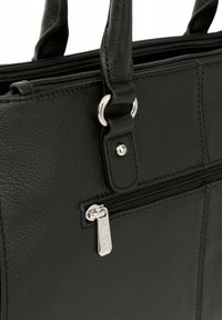 Borsa tote in pelle nera con finitura texture, dotata di accessori in argento, doppi manici superiori e una tasca con zip con dettaglio a strappo.
