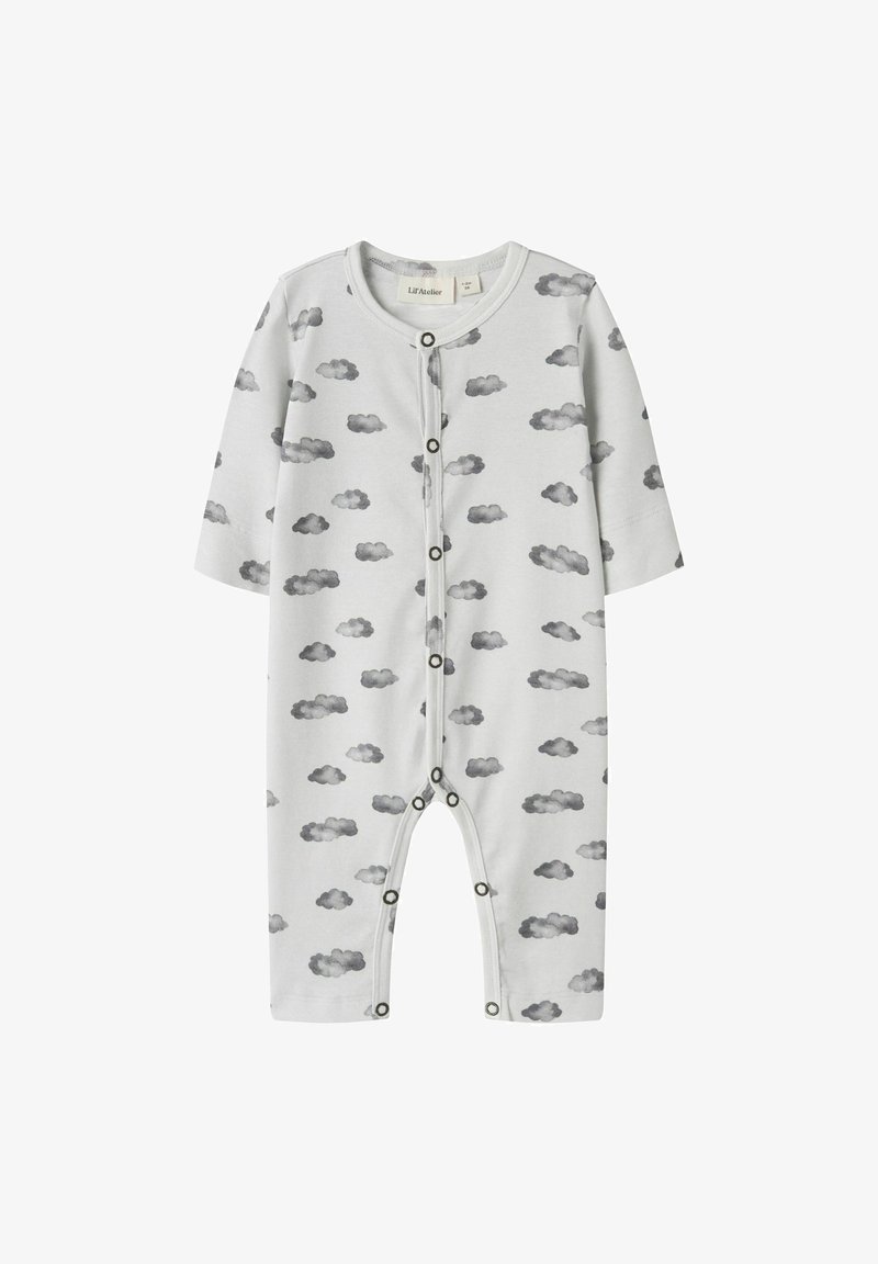 Grenouillère blanche pour bébé avec motif de nuages gris, manches longues et fermeture pressionnée à l'avant du cou jusqu'aux pieds.