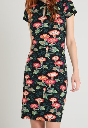 Robe fleurie à manches courtes, fond noir, grands motifs floraux roses et orange, coupe ajustée, avec un détail d'encolure fendue.