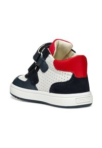 Sneaker alta navy e bianca con accenti rossi, realizzata in pelle e suede, con lati perforati e strap in velcro. Logo Geox sulla suola.