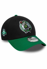 Cappellino da baseball nero con visiera verde, caratterizzato da un logo ricamato dei Boston Celtics sul davanti e un piccolo emblema verde sul lato.