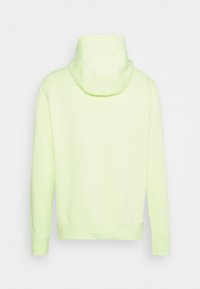 Sweat-shirt à capuche vert clair montré de dos avec des manches longues et des poignets côtelés.