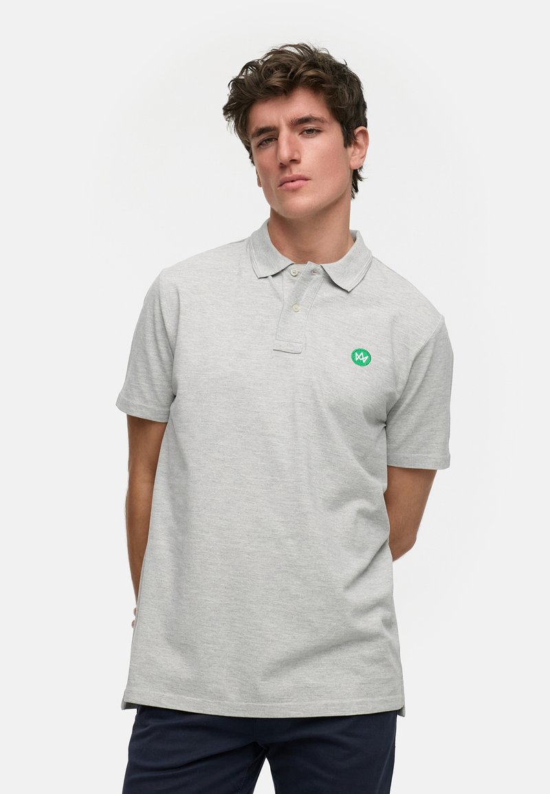 Grå polo-shirt laget av bomull, med en grønn logo på venstre bryst, korte ermer og en klassisk kragedesign.