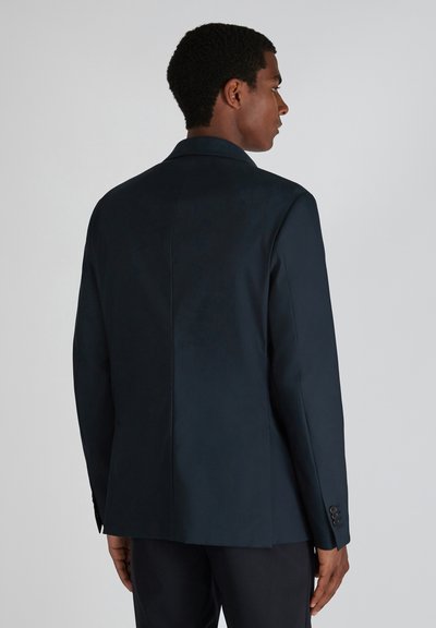 Marineblazer mit taillierter Passform, strukturierten Schulternähten und glatter Texture. Verfügt über vier Knopf-Akzente an den Ärmeln und einen geschlitzten Rücken.