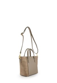 Gestructureerde tote bag van grijs suede en textuurleer. Beschikt over dubbele handvatten en een verstelbare schouderriem. Accenten van goudkleurig beslag.