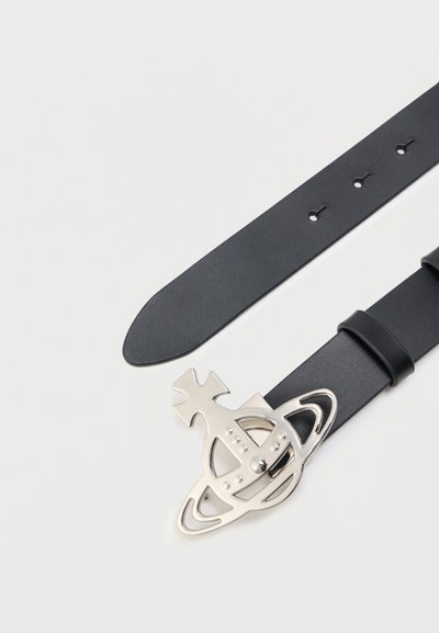 Μαύρη δερμάτινη ζώνη με γυαλιστερή ασημί πόρπη σε σχήμα στυλιζαρισμένου πλανήτη με δαχτυλίδια και σταυρό στην κορυφή.