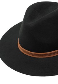 Czarny kapelusz filcowy z szerokim rondem i brązową materiałową opaską u podstawy korony. Miękka tekstura z gładkim wykończeniem.