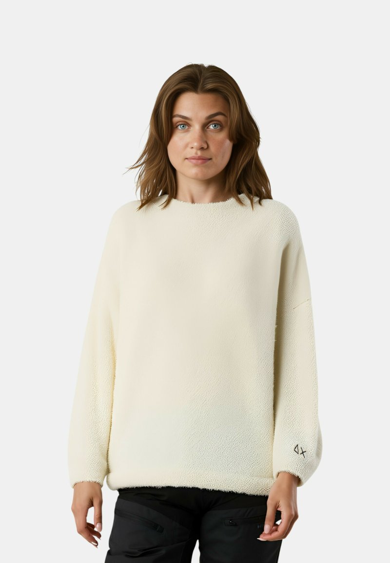 Maglione di colore crema con una vestibilità ampia, scollatura rotonda e maniche lunghe, caratterizzato da un discreto dettaglio del logo sul polsino.