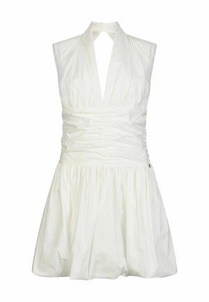 Mini robe blanche sans manches avec col halter en V profond, buste froncé et jupe évasée.