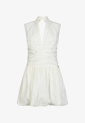 Mini robe blanche sans manches avec col halter en V profond, buste froncé et jupe évasée.