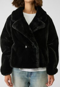 Stradivarius Chaqueta de invierno - black